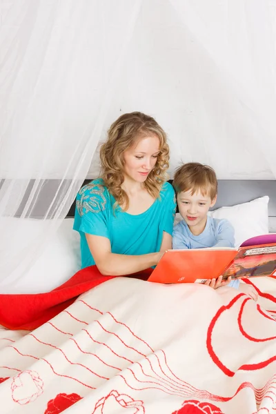 Ibu Membaca Buku kepada Anak — Stok Foto
