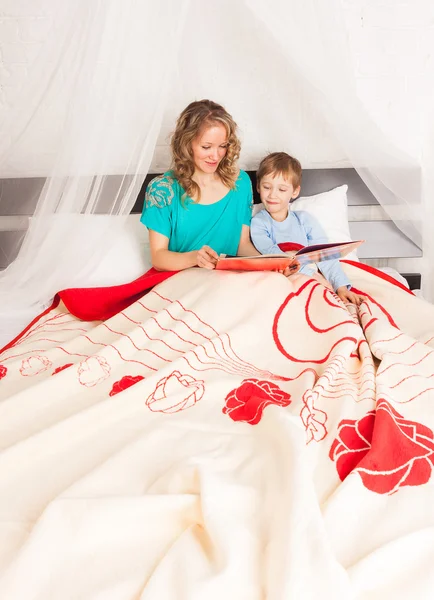 Young woman reading to child — Stock Photo, Image