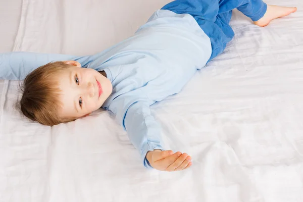 Glücklich junge legen auf groß bett — Stockfoto