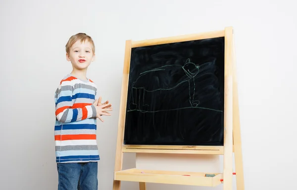 Un garçon d'âge préscolaire dessine une craie — Photo