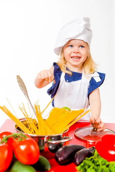 Menina loira bonito no cozinheiro boné branco — Fotografia de Stock