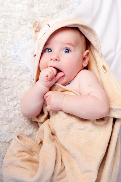 Красивый маленький ребенок, завернутый в полотенце — стоковое фото