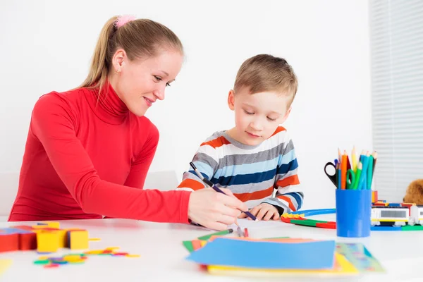 Förskolebarn barn ritar med sin mamma — Stockfoto