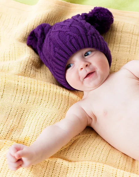 Симпатичный мальчик в фиолетовой шляпе — стоковое фото