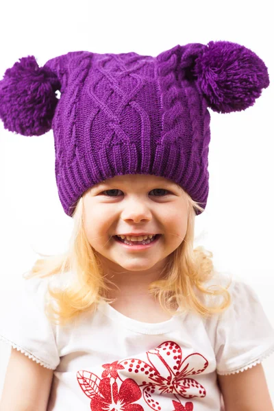 漂亮的小女孩，在滑稽的针织帽子 — 图库照片