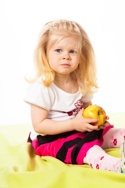 Söt liten flicka med rött äpple — Stockfoto