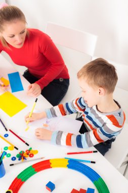 Küçük çocuk tarafından kalem resim çizim