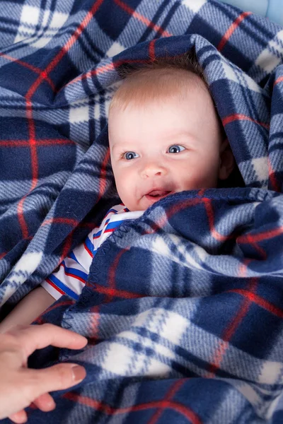 Lindo bebé escondido junto a cuadros —  Fotos de Stock