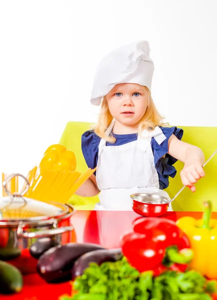 Menina bonito segurando colher de cozinha na mão — Fotografia de Stock