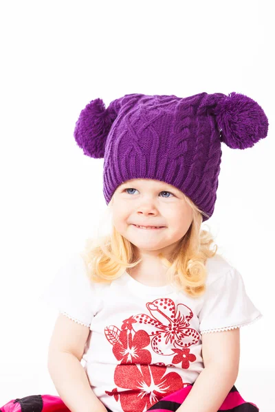 Menina sorridente em chapéu de malha — Fotografia de Stock
