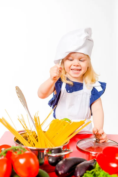 Menina sorridente ao lado da mesa da cozinha — Fotografia de Stock