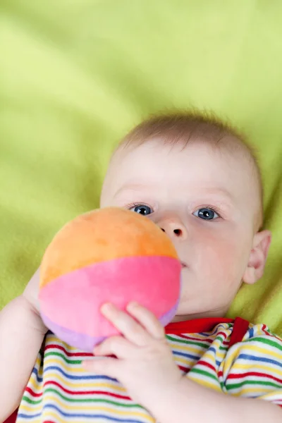 Kleiner Junge mit weichem Ball — Stockfoto