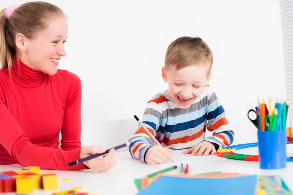 Madre e hijo dibujar juntos — Foto de Stock