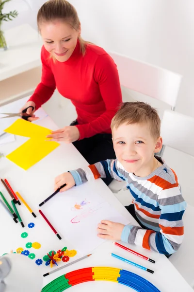 Un ragazzino ha finito di disegnare un quadro — Foto Stock