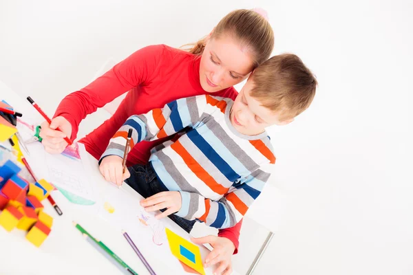 Figlio che disegna con madre — Foto Stock