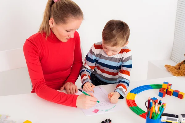 Giovane donna disegno con il suo bambino — Foto Stock