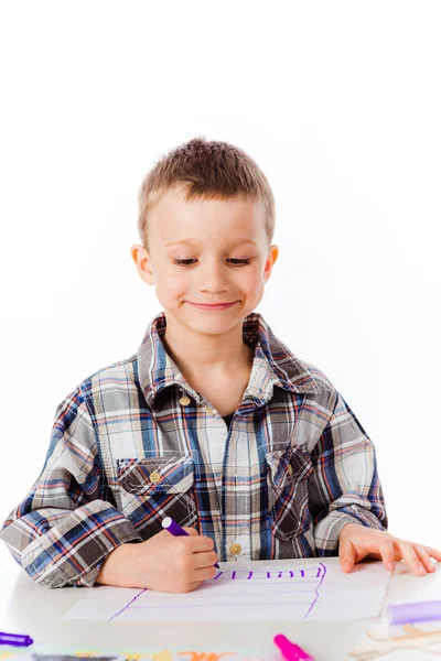 Een kleine jongen een afbeelding tekenen — Stockfoto