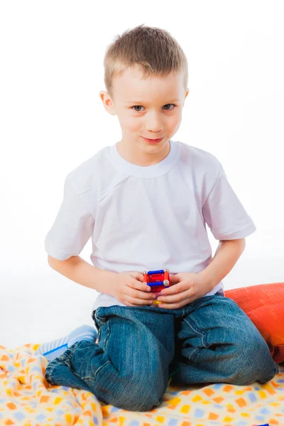 Anak duduk dengan mainan magnetik — Stok Foto