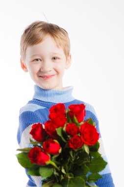 Kırmızı gül ile boy gülümseyerek