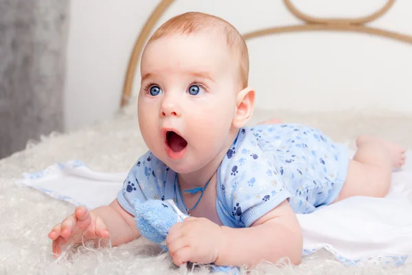 Schattige jongen met speelgoed in hand heeft — Stockfoto