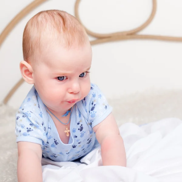 Bébé garçon avec drôle de visage — Photo