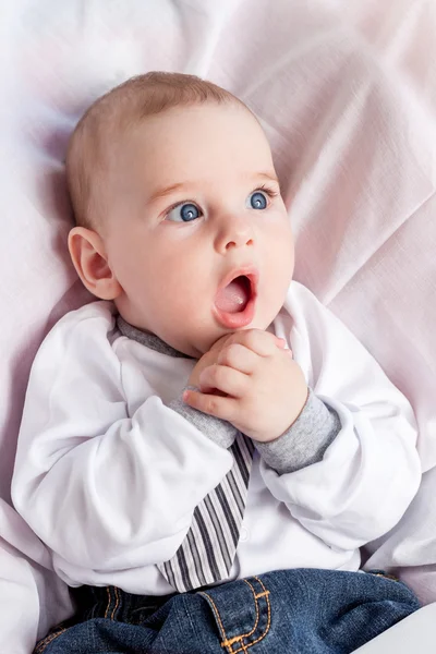 Симпатичный маленький мальчик с открытым ртом — стоковое фото