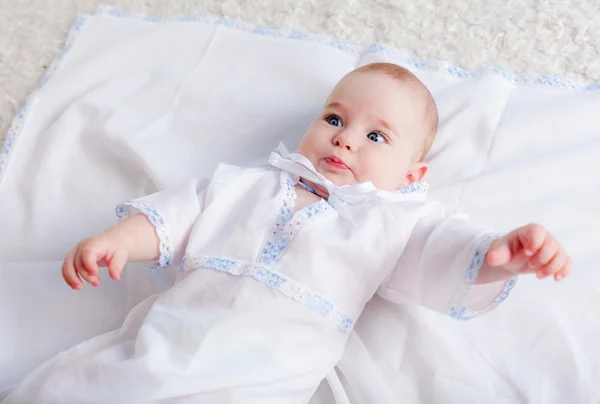 Mooie kleine jongen liggend op zijn rug — Stockfoto