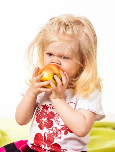 Cute little girl  eating red apple — Stock Photo, Image