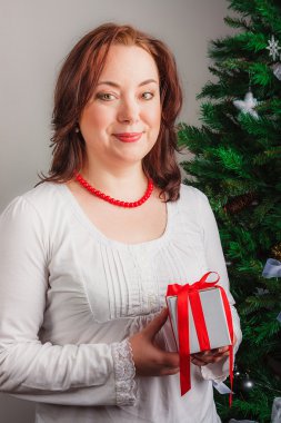 hediye kutusu ile gülümseyen kadın