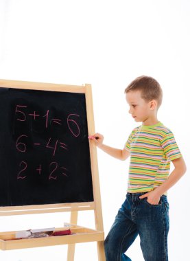 Kara tahta matematik örnekler ve yakın duran bir çocuk ile