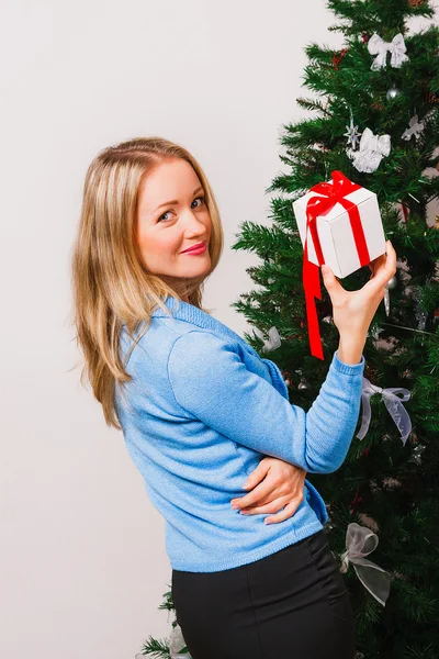 Junge Frau steht mit Geschenk — Stockfoto