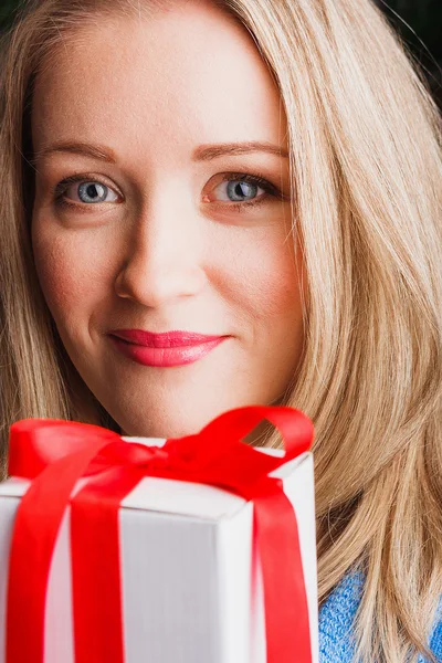 Close up of beautiful woman with small gift — Stock Photo, Image