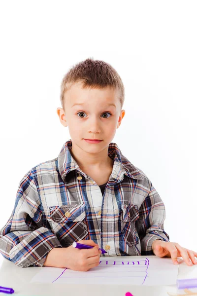 Een kleine jongen op zoek verbaasd — Stockfoto