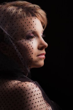 Koyu arka plan üzerinde üzgün kadın