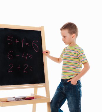 Kara tahta matematik örnekler ve yakın duran bir çocuk ile