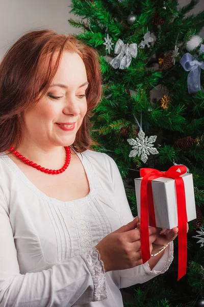 Mujer mirando una pequeña caja de regalo —  Fotos de Stock