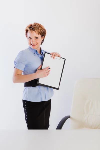 Happy woman holding empty clipboard in hand — Stock Photo, Image