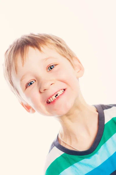 Divertente ragazzo mostrando il suo dente mancante — Foto Stock