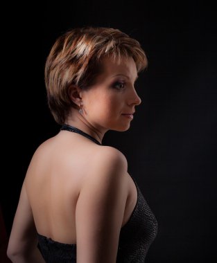 Siyah elbiseli genç çekici kadın portresi