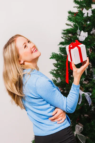 Laughing woman with gift — Stock Photo, Image