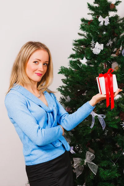 Smiling woman keeps white gift box — Stock Photo, Image