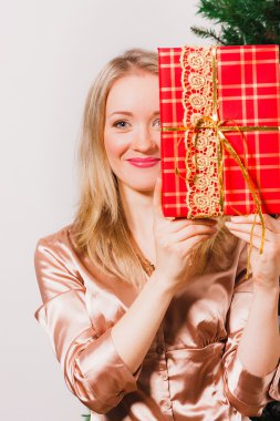 Güzel hediye kutusu ile güzel kız