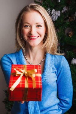 Kadın kırmızı hediye veren gülüyor