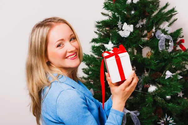 Primo piano di bella ragazza con piccolo regalo — Foto Stock