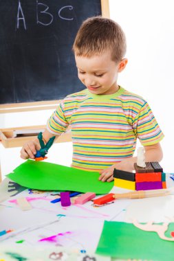 Oyun hamuru tavşan ile küçük çocuk