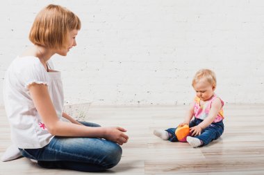birlikte oynayan iki kız kardeş