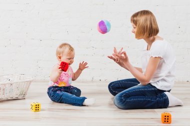 kız bebek kardeşi ile oynamaktan
