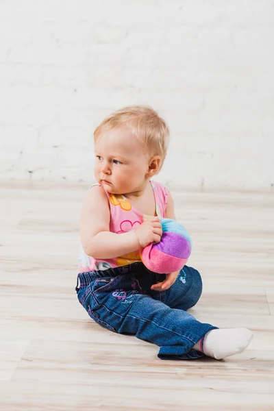 Belle fille bébé assis avec balle — Photo