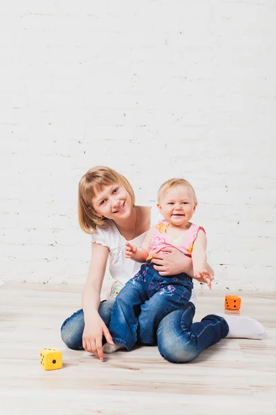 Bambini sorridenti seduti sul pavimento — Foto Stock