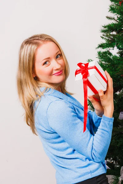 Nice blonde woman holding gift — Stock Photo, Image
